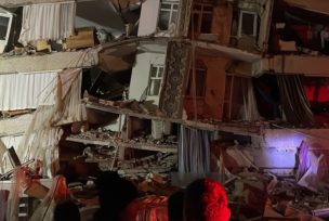 Ruševine zgrade nakon zemljotresa u Turskoj