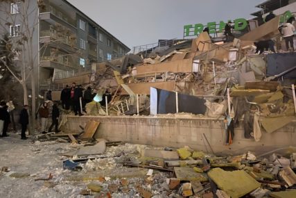 Pomoć stiže sa svih strana: EU mobilisala 10 timova za potragu i spasavanje nakon razornog zemljotresa