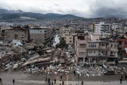 PRIZORI KATASTROFE STEŽU SRCE Kamere jedva mogu da uhvate razmjere zemljotresa u Turskoj (VIDEO)