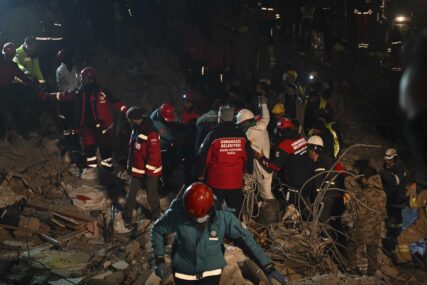 Spasavanje tročlane porodice ispod ruševina