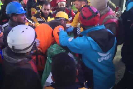 NOVO ČUDO U TURSKOJ Spasioci čuli glas, majka i dvoje djece izvučeni iz ruševina poslije 228 sati