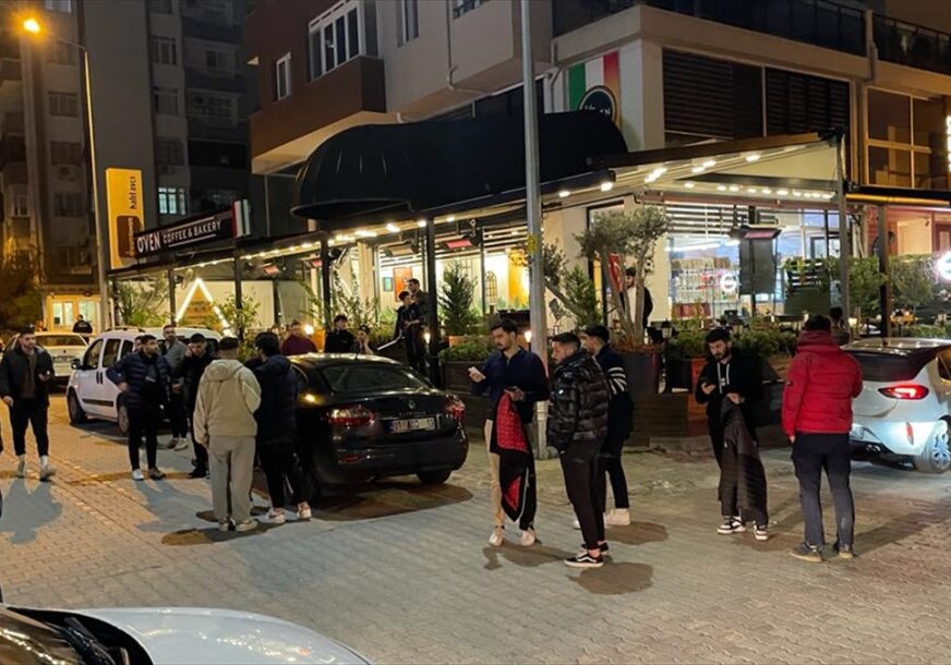 Ljudi istrčali na ulice nakon zemljotresa u Turskoj