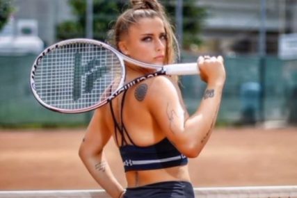 Atraktivna tenisrka