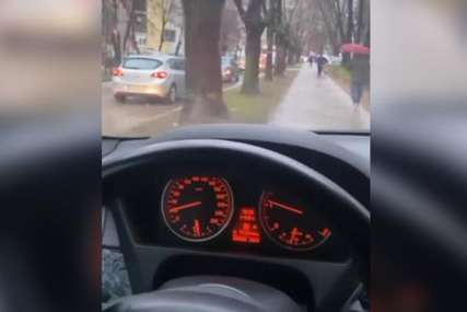 Može li bezobraznije: Vozač BMW bahato pretiče kolonu trotoarom dok ljudi prolaze (VIDEO)