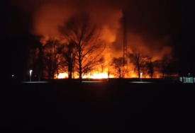 Vatrogasci sumnjaju na namjerno podmetanje: Izbio požar na nekoliko lokaliteta u Tuzli