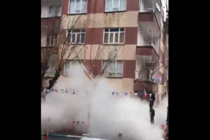 Pala kao kula od karata: Snimljen trenutak rušenja zgrade usljed zemljotresa (VIDEO)