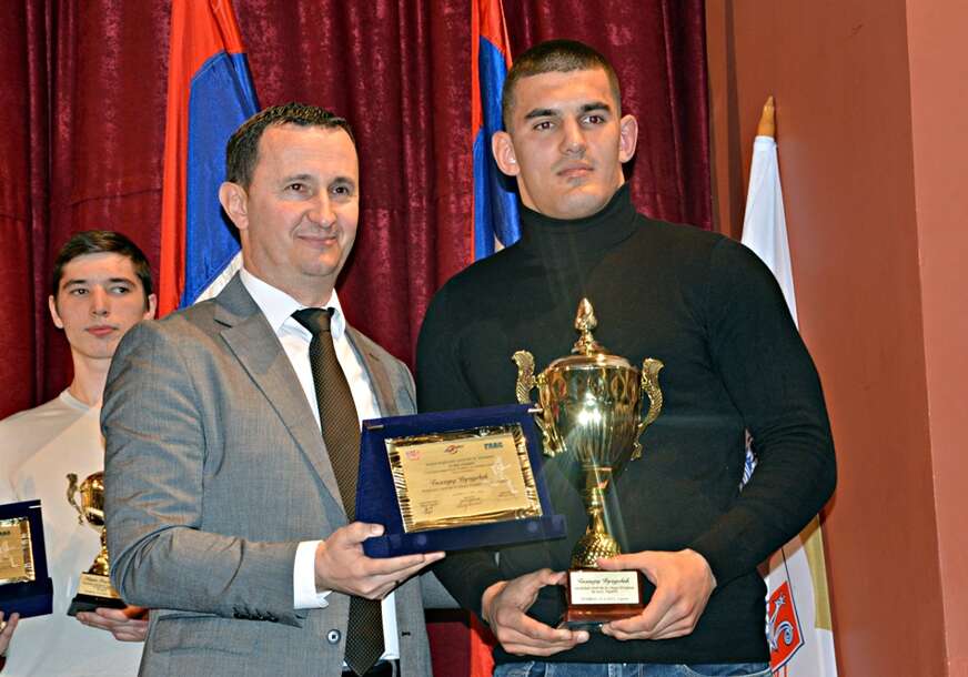 Vučurević prima nagradu za najboljeg sportistu