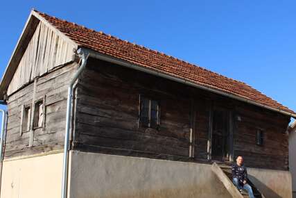U ovoj kući živjelo je 11 čeljadi: Sjetna priča o drvenom domu Milića Bundala iz Devetaka kod Novog Grada (FOTO)
