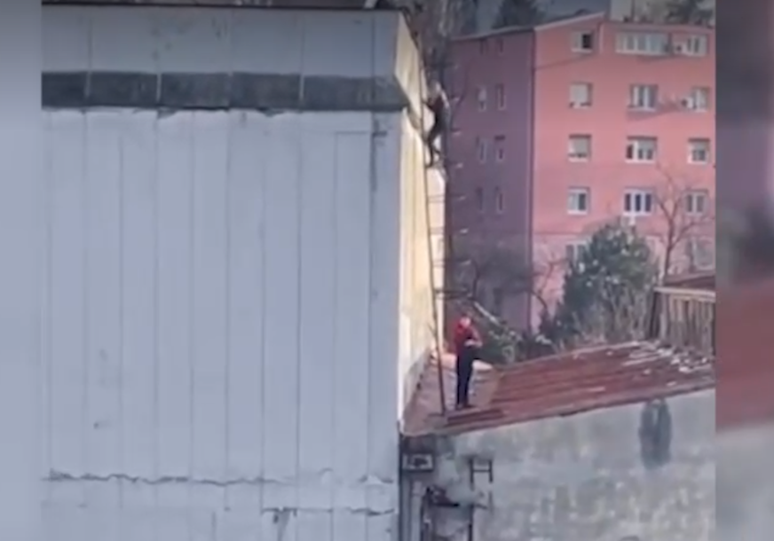 Dječaci u Beogradu se penju na krov