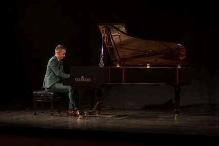Pijanista kojeg voli njegov grad: Solistički koncert Đorđa Kuzmanovića održan u Gradiški (FOTO)