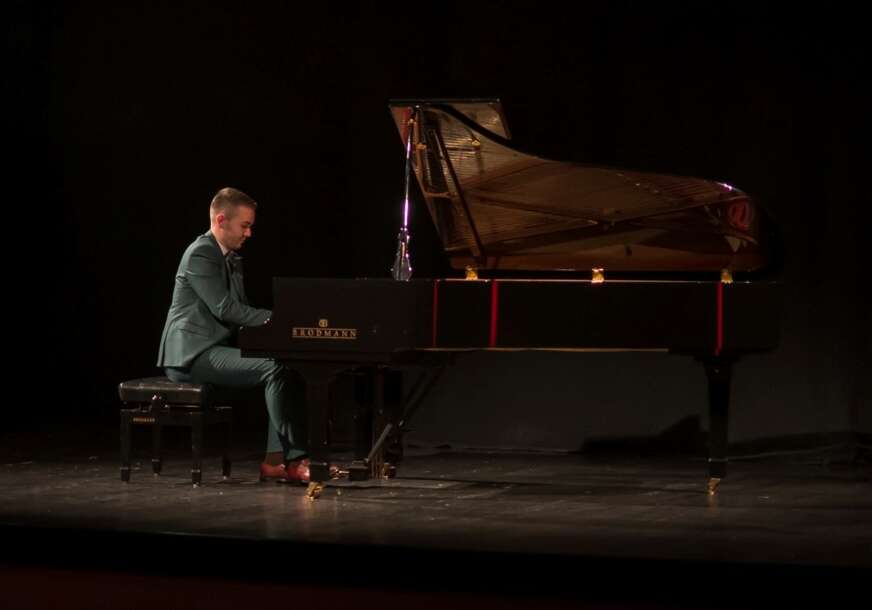 Pijanista kojeg voli njegov grad: Solistički koncert Đorđa Kuzmanovića održan u Gradiški (FOTO)