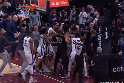 Velika tuča tokom NBA utakmice: Mičel i Bruks kao u ringu (VIDEO)