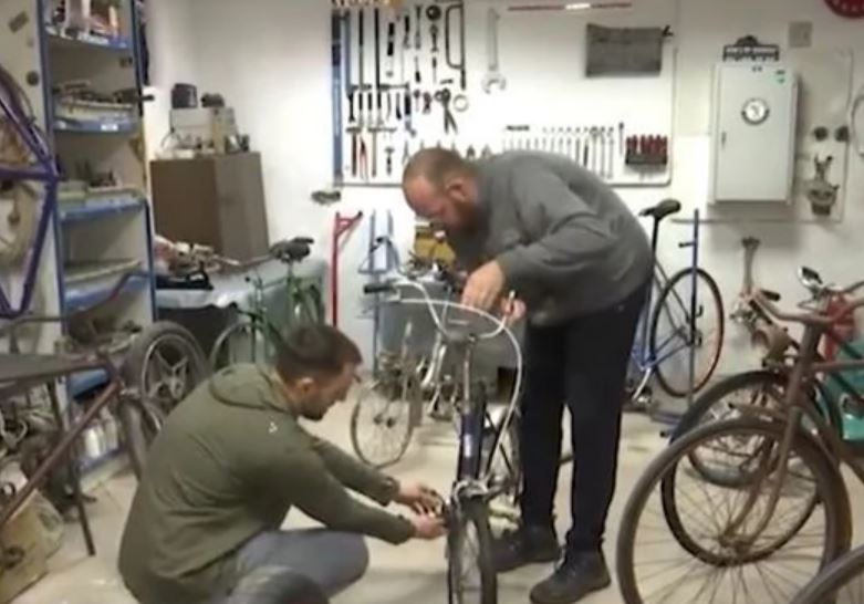 Dušan Miljković i Petar Zečevića popravljaju bicikl