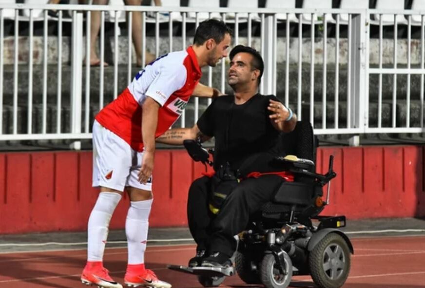 Dušan Radivojević u kolicima na stadionu