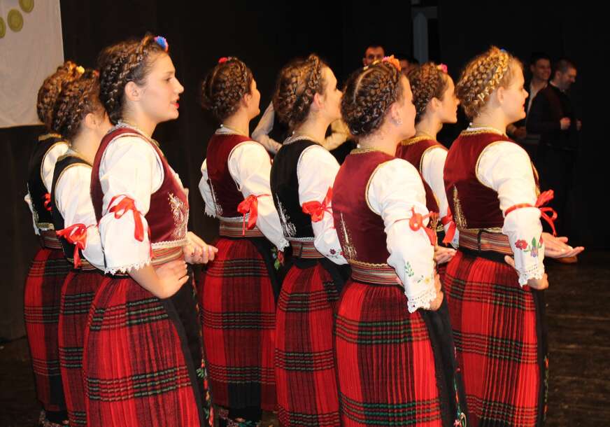 U istom kolu 3 folklorna društva: Godišnji koncert KUD „Dukati“ iz Laminaca kod Gradiške (FOTO)