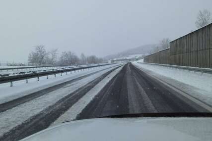Vozači, pažljivo vozite: Snijeg pada u većem dijelu Srpske, a u ovom mjestu je obustavljen saobraćaj