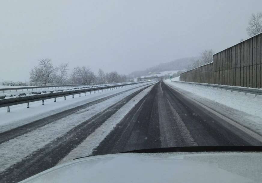 Vozači, pažljivo vozite: Snijeg pada u većem dijelu Srpske, a u ovom mjestu je obustavljen saobraćaj