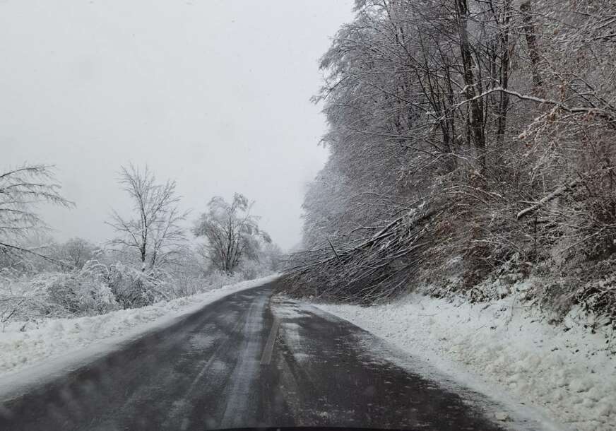 Vozačima se savjetuje oprezna vožnja: Otežan saobraćaj zbog ugaženog snijega, kolovozi mokri i klizavi