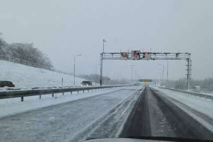 Pažljivo vozite: Zbog snijega saobraćaj se odvija otežano i usporeno