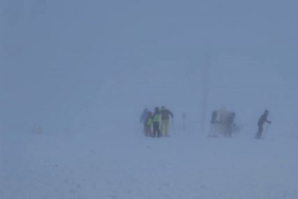Zima pokazuje svu svoju snagu: Jaki udari vjetra i snijeg na najvišem vrhu Јahorine, POSJETIOCI UPOZORENI (VIDEO)