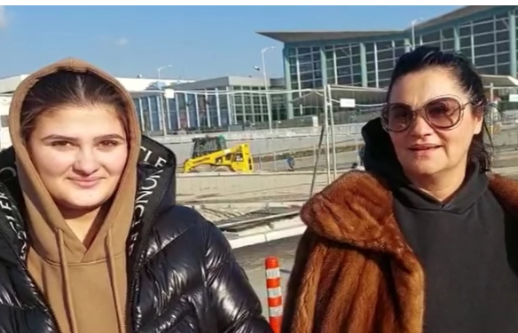 Jana Todorović i kćerka Katarina na areodromu
