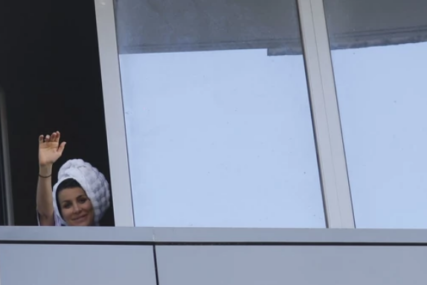 Jedva čeka ići kući: Jelena sa prozora maše, a Sloba spreman STIŽE PO PRVENCA (VIDEO, FOTO)