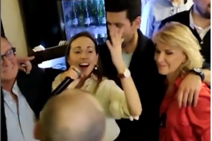 I Jelena raspjevana: Suprugu Novaku otpjevala je ovu pjesmu, a on pao na koljena (VIDEO)