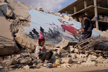 Da ti srce pukne: Umjetnici u Siriji naslikali mural na ruševinama i poslali snažnu poruku svijetu (FOTO)