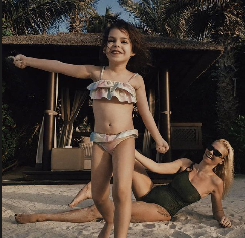 Nataša Bekvalac i kćerka Katja na plaži