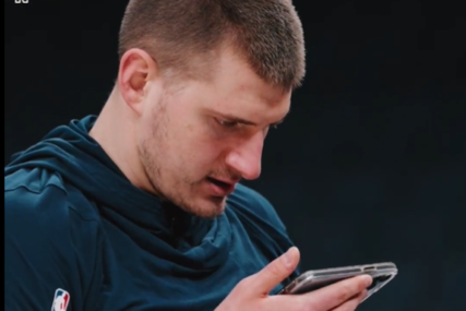 Nikola Jokić gleda u telefon