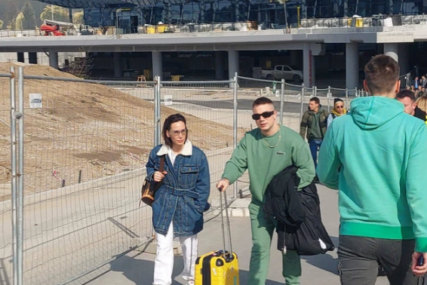 BEZ GRAMA ŠMINKE Relja i Nikolija uhvaćeni na aerodromu, ona u skroz opuštenom izdanju (VIDEO)