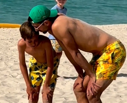 Novak sa djecom na plaži