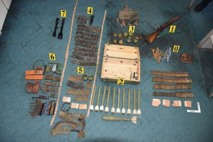 Kod Fočaka pronađen arsenal oružja: Oduzete puške, bombe, mine i drugi eksploziv