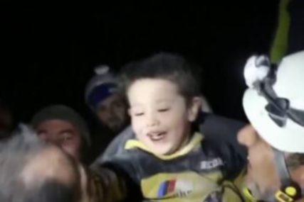 Osmijeh koji je oduševio planetu: Radost dječaka koji je nakon 30 sati izvučen iz ruševina (VIDEO)