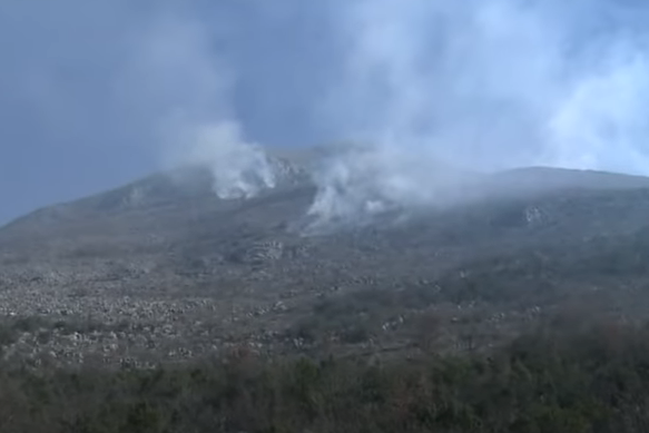 Vatrogasci još uvijek na terenu: I dalje aktivan požar prema selu Žakovo (VIDEO)