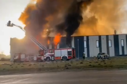 Veliki požar u Letoniji: Gori AMERIČKA FABRIKA DRONOVA, na terenu 50 vatrogasaca (VIDEO, FOTO)