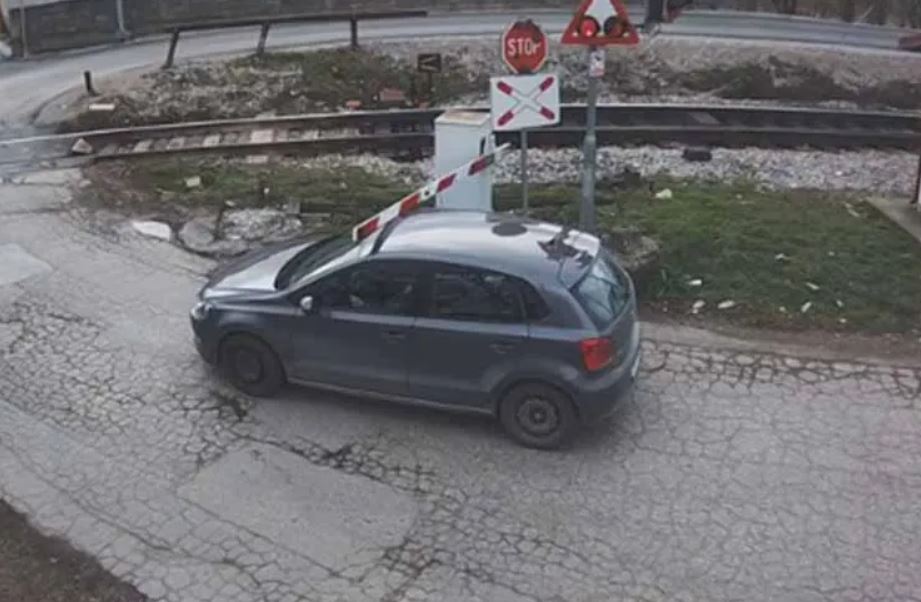 Bahata vožnja u Banjaluci: Nije se zaustavio na svjetlosne signale na pružnom prelazu, rampa se spustila na vozilo (VIDEO)
