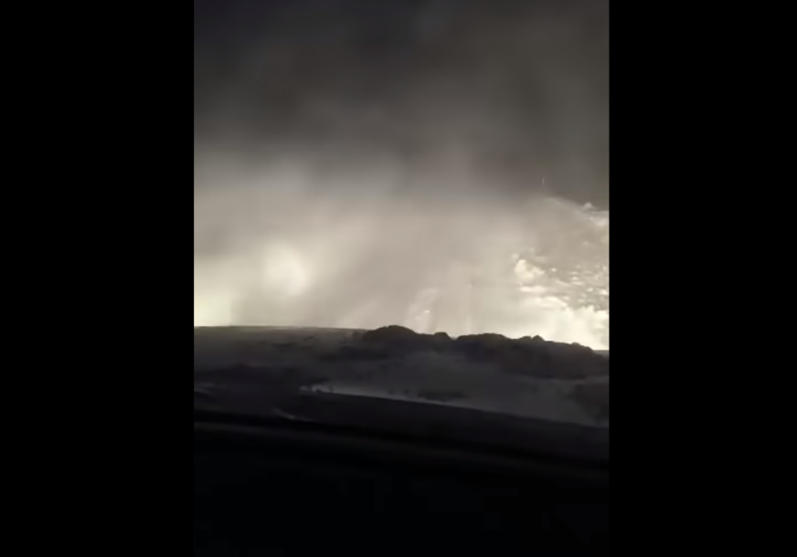 Probijanje autom kroz sniježnu oluju