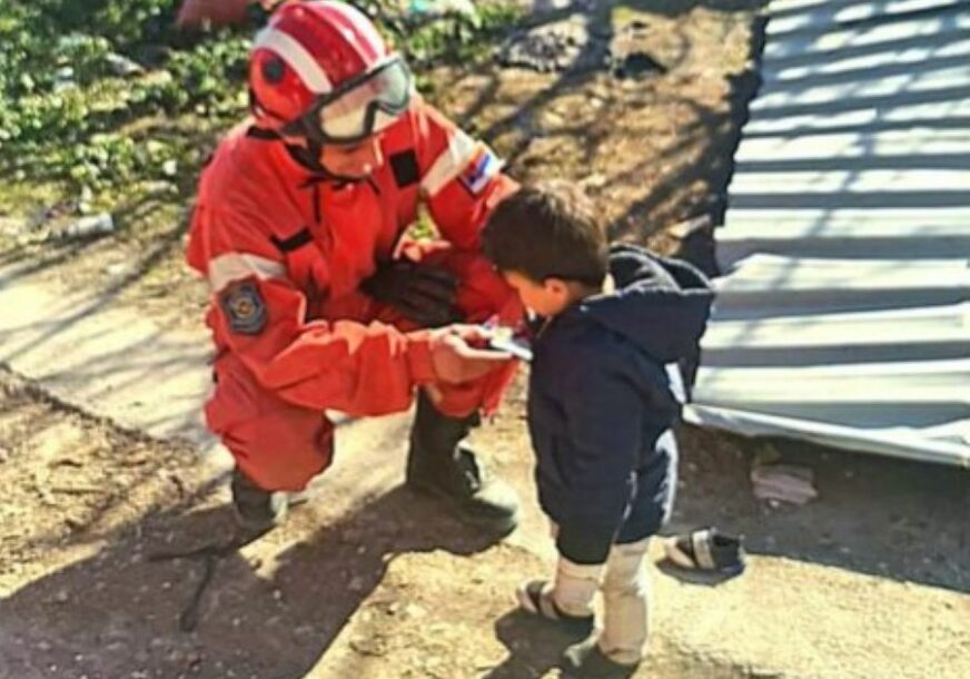 Vatrogasac iz Srbije sa dječakom iz Turske