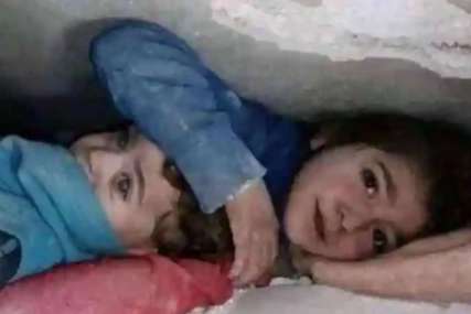 Snimak iz Sirije tjera suze na oči: Djevojčica u ruševinama rukom štiti mlađeg brata, čuvala ga 17 sati (VIDEO)