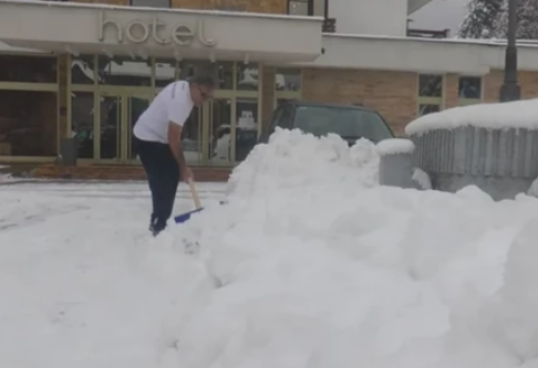 Slobodan na minusu u kratkim rukavima čisti snijeg