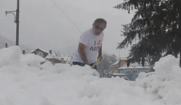 Slobodan na minusu u kratkim rukavima čisti snijeg