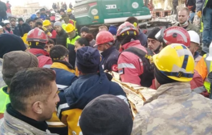 Akcija spasavanja se nastavlja: Djevojku (17) nakon 108 sati vatrogasci iz Srbije izvukli ispod urušene zgrade u Turskoj (FOTO)