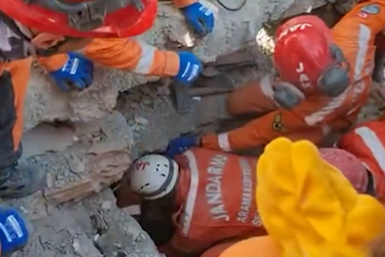Spasioci ne odustaju i dalje tragaju: Djevojčica Isra (7) izvučena živa iz ruševina u Turskoj nakon 136 sati (VIDEO)