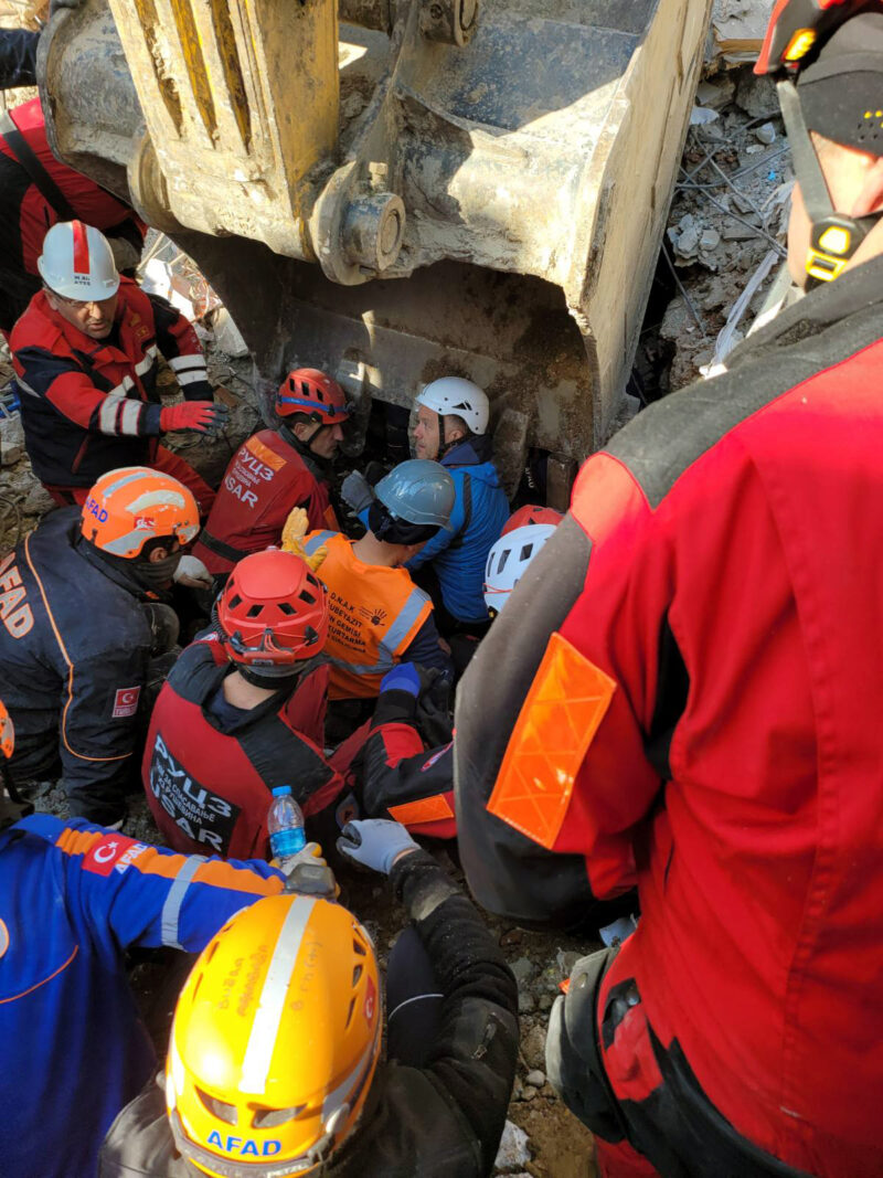 Spasioci iz Srpske spasli djevojčicu ispod ruševina
