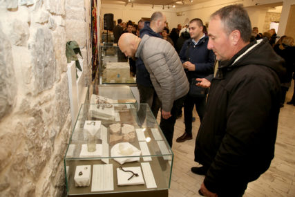 Izložba u Muzeju Trebinje, posjetioci gledaju izložene predmete