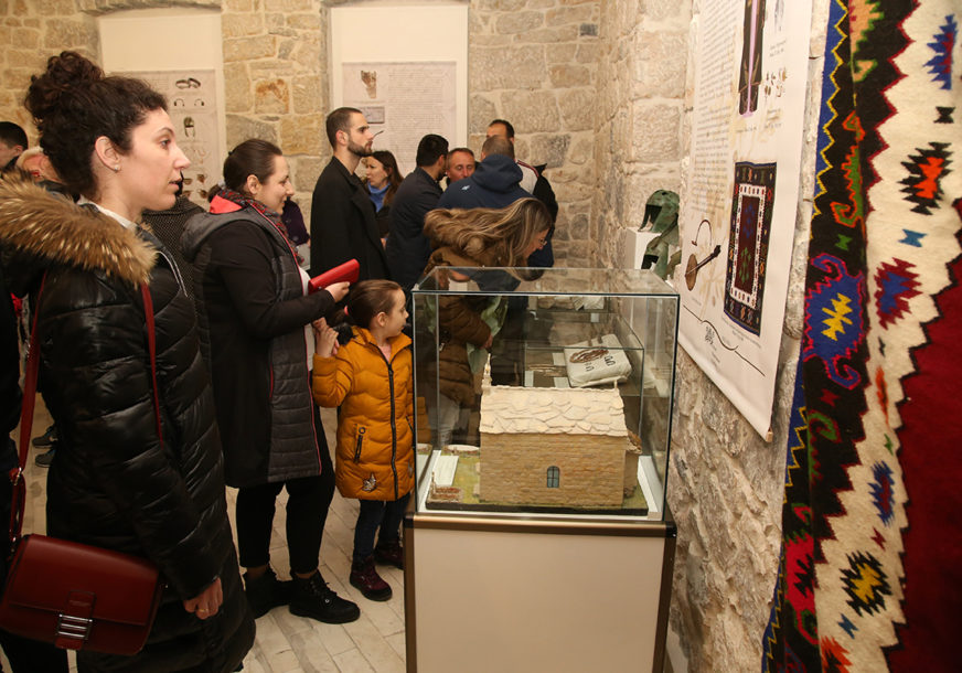 Izložba u Muzeju Trebinje, posjetioci gledaju izložene predmete
