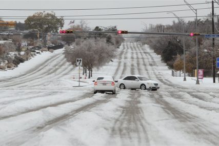 Pokidani dalekovodi, glavni auto-put zatvoren zbog leda: Jedna od najjačih oluja pogodila jug Kalifornije