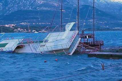 Lom na primorju: Orkanska bura prevrnula brod u Tivtu