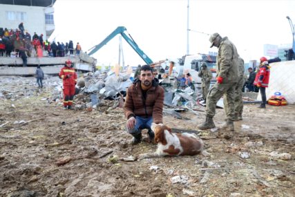 MLADIĆ I PAS U MISIJI Ugur preživio zemljotres, a sad sa vjernim Aleksom pomaže u traženju zatrpanih ljudi (FOTO)